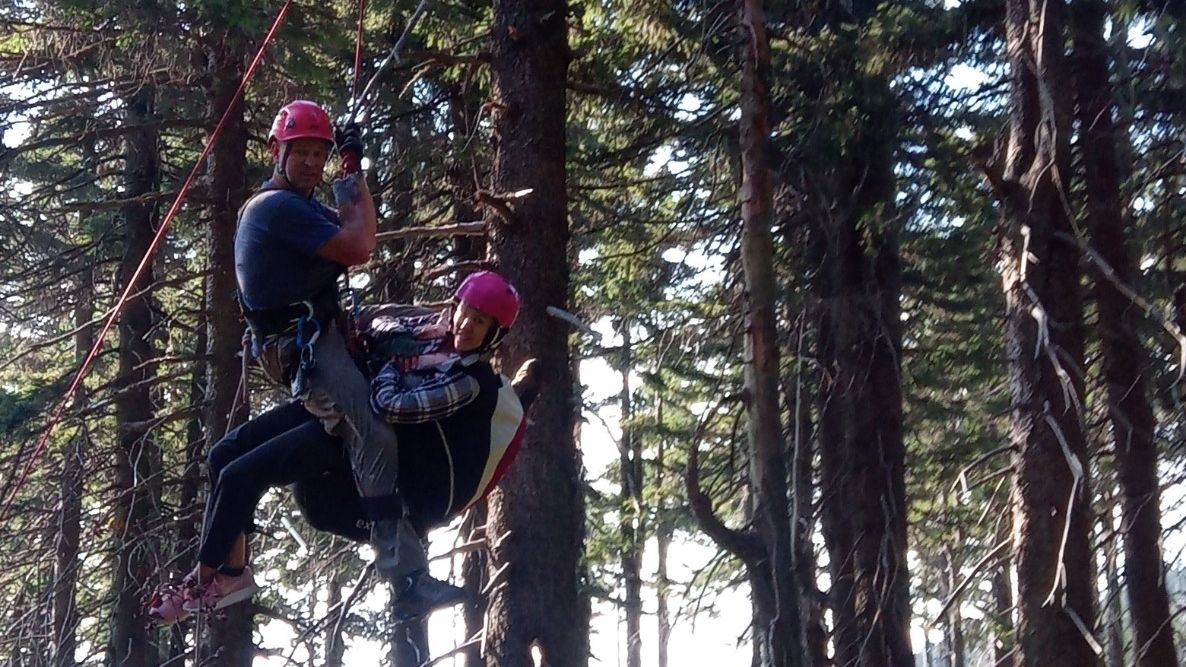 Paraglidistka se v Krkonoších zřítila do korun stromů, ostatní letci zahltili tísňovou linku
